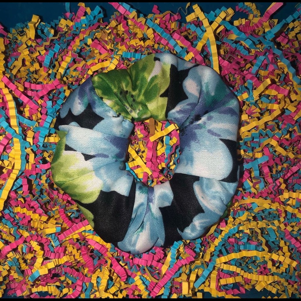 Floral Handmade scrunchie🌸🌼